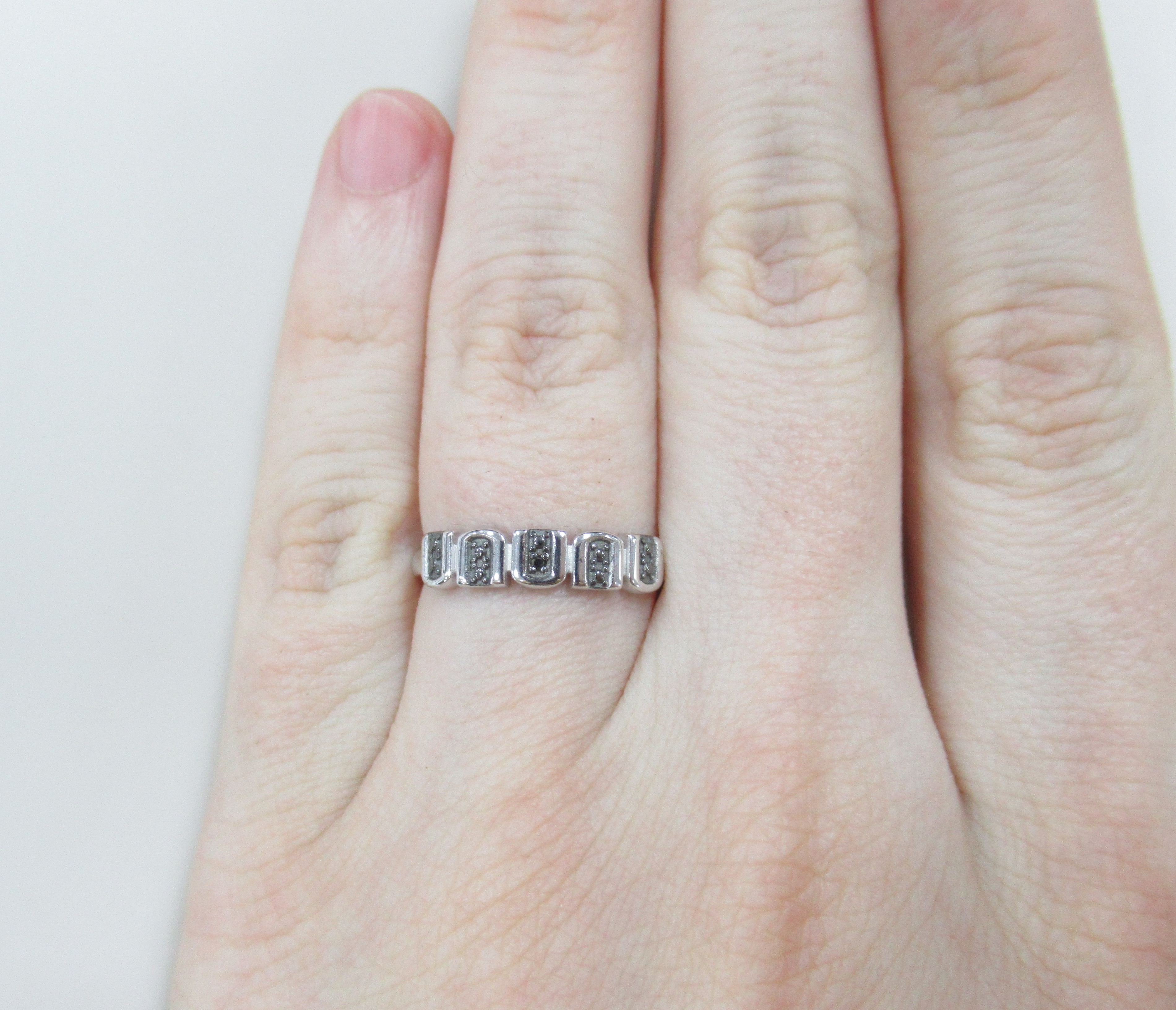 Серебряное кольцо с черным бриллиантом